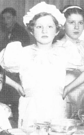 AuschwitzMuseum's tweet photo. 15 December 1926 | A Polish Jewish girl, Fruma Supe, was born in Warsaw. She emigrated to France.

She was deported to #Auschwitz from Beaune-la-Rolande on 5 August 1942. She did not survive. https://t.co/JIhD7HuEMz