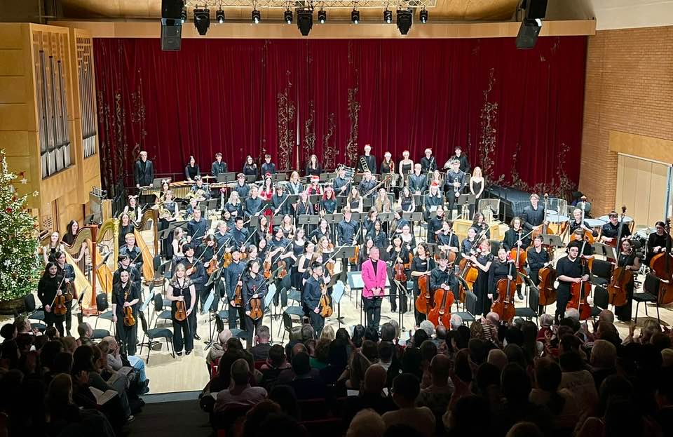 swainsone's tweet photo. Fantastic 🎄concert yesterday by RCS Junior Conservatoire Symphony Orchestra. Fab to see @SNHSmusicdrama @stninianshigh pupils Annabelle &amp; Genevieve on harp &amp; Laura on front desk of the violas. Special shout out to Annabelle for an amazing harp cadenza in the Tchaikovsky! 👏👏👏 https://t.co/UhAhBEdEUG