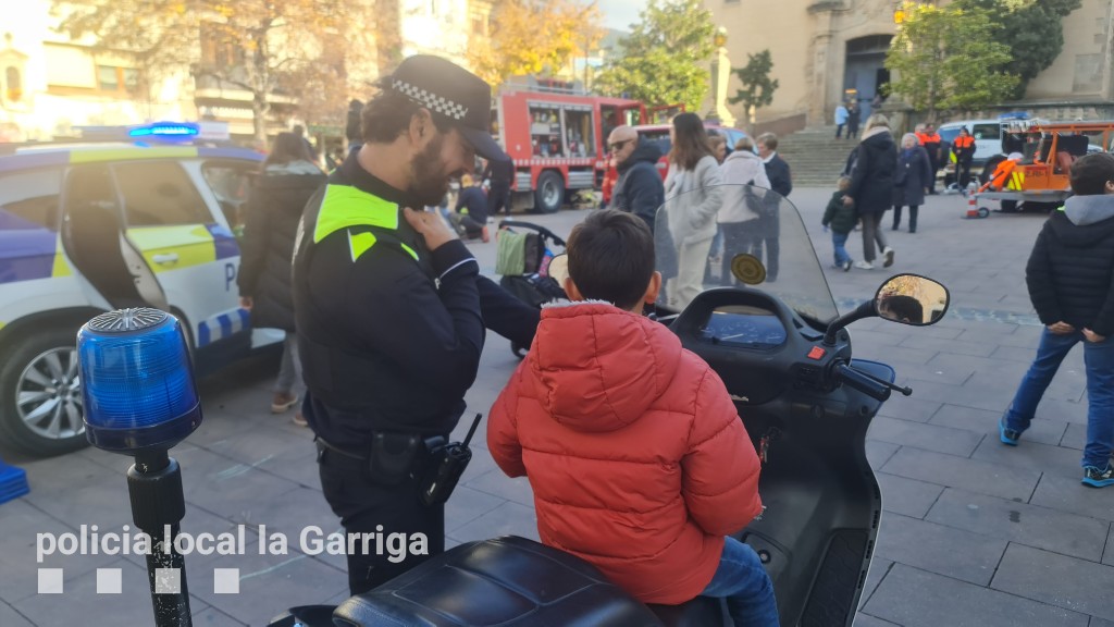 PL la Garriga (@pllagarriga) on Twitter photo Ara pots participar a la Diada dels Serveis d’Emergència a #laGarriga amb <a href="/bomberscat/">Bombers</a>, <a href="/AdfMontseny/">ADF Montseny-Congost 082</a> @CreuRojaCATI <a href="/PcLaGarriga/">Protecció Civil la Garriga</a> i <a href="/mossos/">Mossos</a>
Us hi esperem! Ara pots participar a la Diada dels Serveis d’Emergència a #laGarriga amb <a href="/bomberscat/">Bombers</a>, <a href="/AdfMontseny/">ADF Montseny-Congost 082</a> @CreuRojaCATI <a href="/PcLaGarriga/">Protecció Civil la Garriga</a> i <a href="/mossos/">Mossos</a>
Us hi esperem!