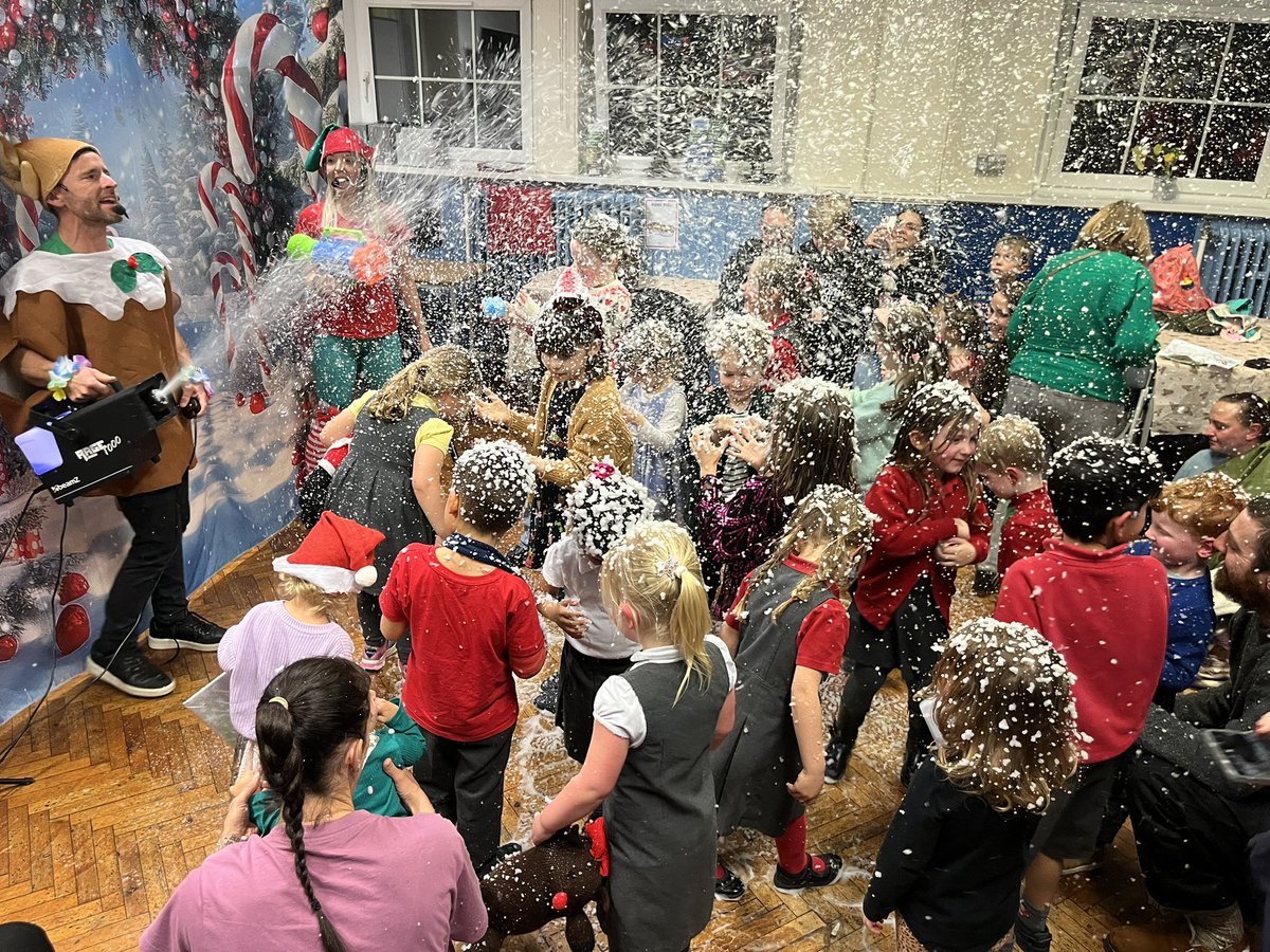 Menter Bro Morgannwg (@mibromorgannwg) on Twitter photo Diolch <a href="/doremicanu/">Do Re Mi</a> am ddod i Barri i ddathlu Nadolig gyda’u sioe unigryw! Hefyd, ymweliad gan Sion Corn 🎅🏻…thanks to wveryone who came on Friday night! Nadolig llawen 🎄<a href="/LearnWelshBro/">LearnWelshBro</a> <a href="/CymraegiBlant/">Cymraeg i Blant</a> <a href="/VALEFIS/">VALE FIS</a> Diolch <a href="/doremicanu/">Do Re Mi</a> am ddod i Barri i ddathlu Nadolig gyda’u sioe unigryw! Hefyd, ymweliad gan Sion Corn 🎅🏻…thanks to wveryone who came on Friday night! Nadolig llawen 🎄<a href="/LearnWelshBro/">LearnWelshBro</a> <a href="/CymraegiBlant/">Cymraeg i Blant</a> <a href="/VALEFIS/">VALE FIS</a>