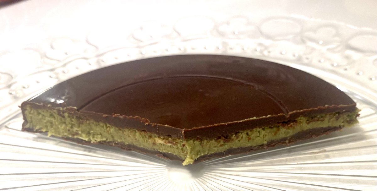 Domača Dubajska čokolada, domiselna kombinacija pistacije, tahinija, kataifi-ja, masla in čokolade. Okusna poslastica za dni, ko pade sladkor, vas jezijo šef, mož, žena, otroci … Ali pa kar tako 😇 #dubai #chocolate