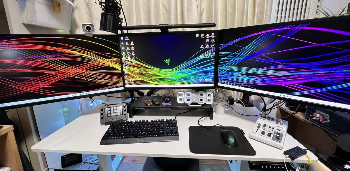 zkkhozumi's tweet photo. デスク環境ちょいチェンジ🧑‍💻
昇降デスクにしたけど（座椅子で使える高さのやつ）
PCの設置場所がイマイチだから来週末改善予定🗓️ https://t.co/oPXrauPWnT