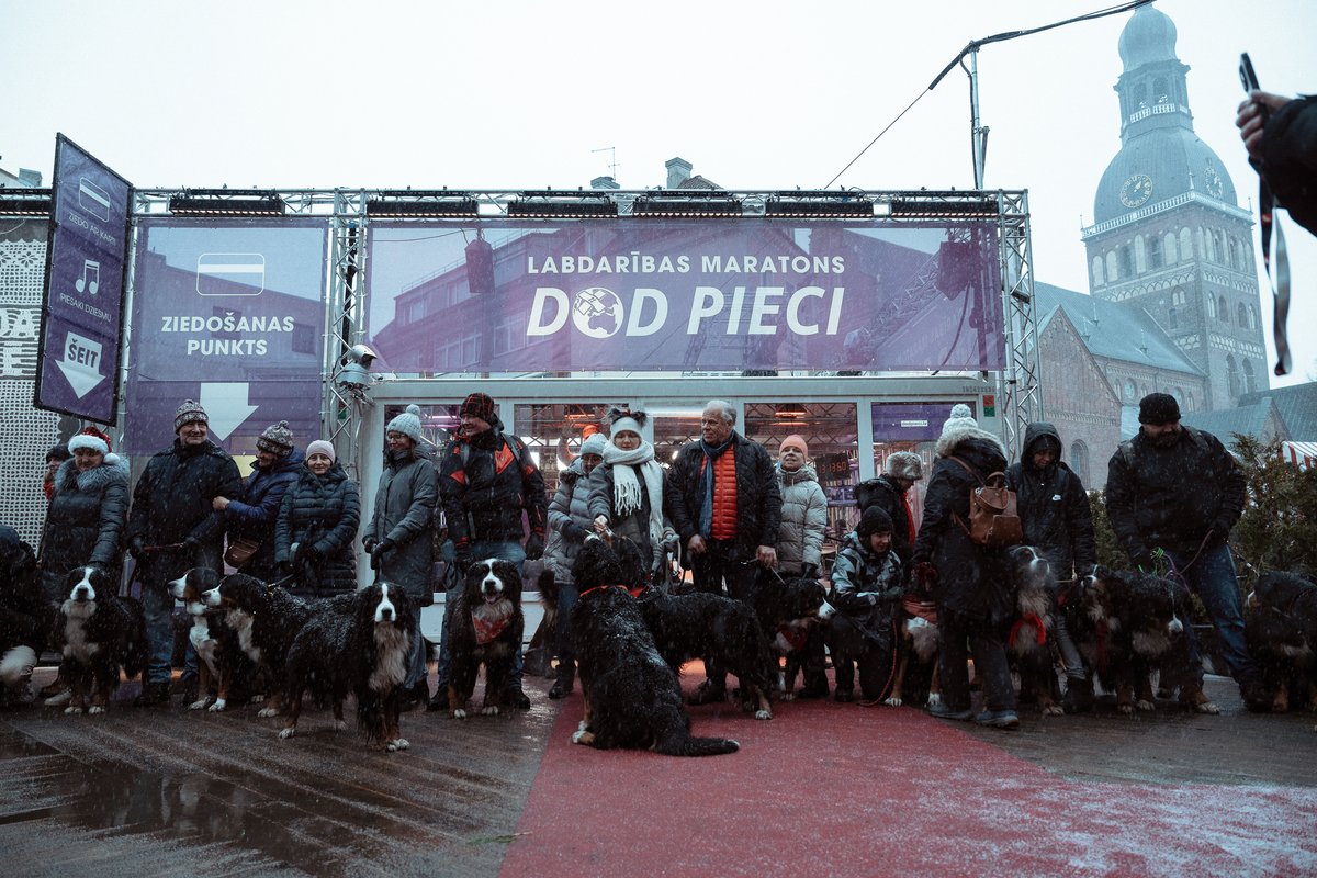 Šodien pie #DodPieci stikla studijas atnākuši pūkaini ciemiņi! 🐶🤍
Nāc arī tu uz Doma laukumu vai ziedo ar dziesmu 👉 dodpieci.lv

Foto: Andrejs Strokins / Latvijas Radio 
#DodPieci2024 #SlimībaIzārda #CerībaDziedē