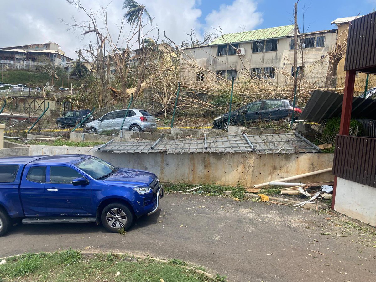 #Soutien à la population de #Mayotte qui fait face avec courage aux terribles conséquences du cyclone #Chido. 
Pensées à tous les #policiers et à l’ensemble des forces de sécurité et de secours mobilisées sur place. 
La <a href="/PoliceNationale/">Police nationale</a> s’engage pleinement aux côtés de tous les