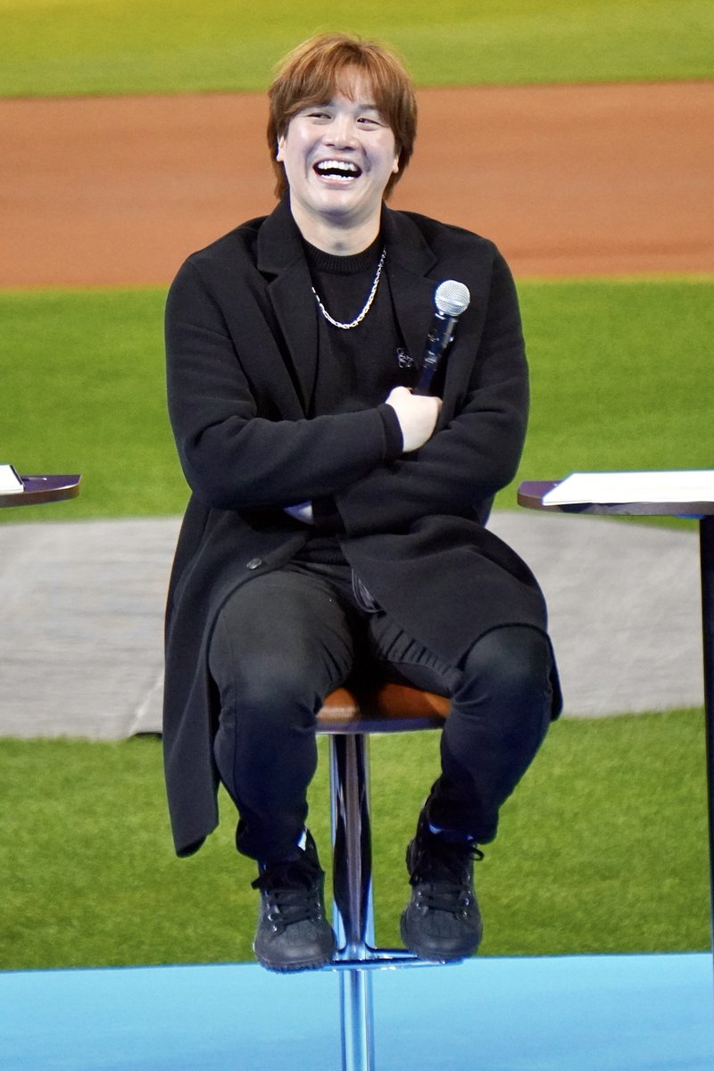 o11151547's tweet photo. 鍵谷の引退試合で鍵谷より先に泣いてたと暴露される寅威さん https://t.co/2Fxe6gG3Es