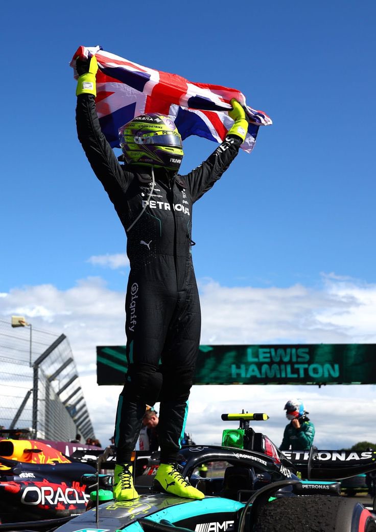 After 945 days, Lewis Hamilton wins the British Grand Prix! 🏆

Inspired by Silverstone 2024 🇬🇧

Now available at theslipstreamapparel.com