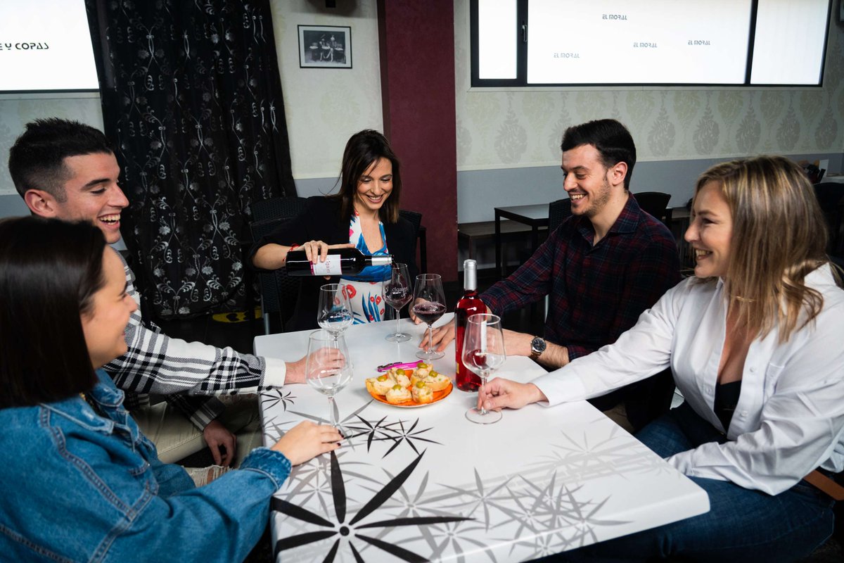 ¡Estas fechas están llenas de reuniones con familia y amigos! No olvides tu vino favorito y... ¡#CelébraloConCigales! 🍷