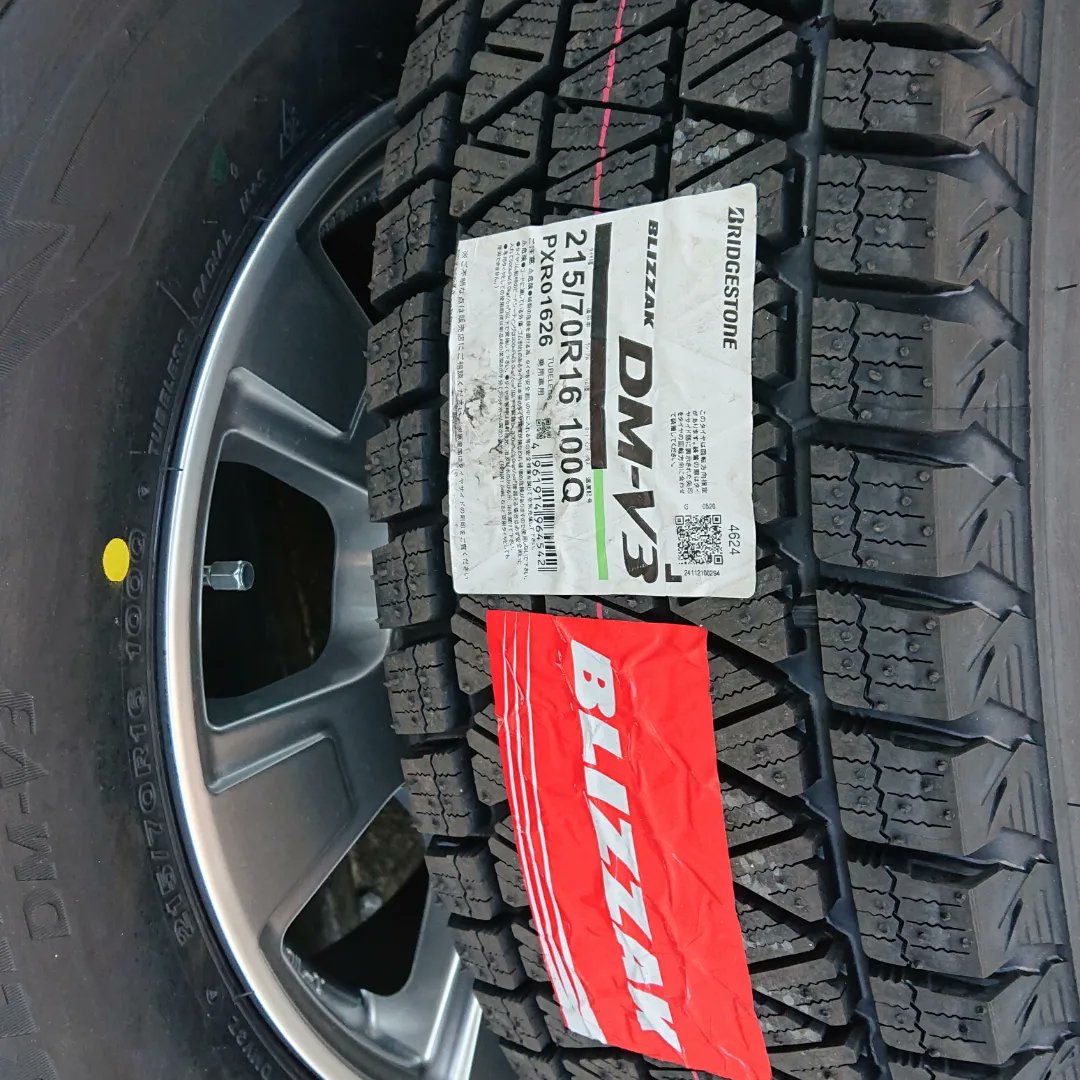 horihiro1973's tweet photo. ハイエースと相方の通勤車N-BOXスタッドレスタイヤに入れ換え

ハイエースのスタッドレスタイヤは6年履いたので新品に交換しました。

#スタッドレスタイヤ交換 
#ハイエースは新品に
#BRIDGESTONE
#DMV3 https://t.co/Zsv5lEeAJX