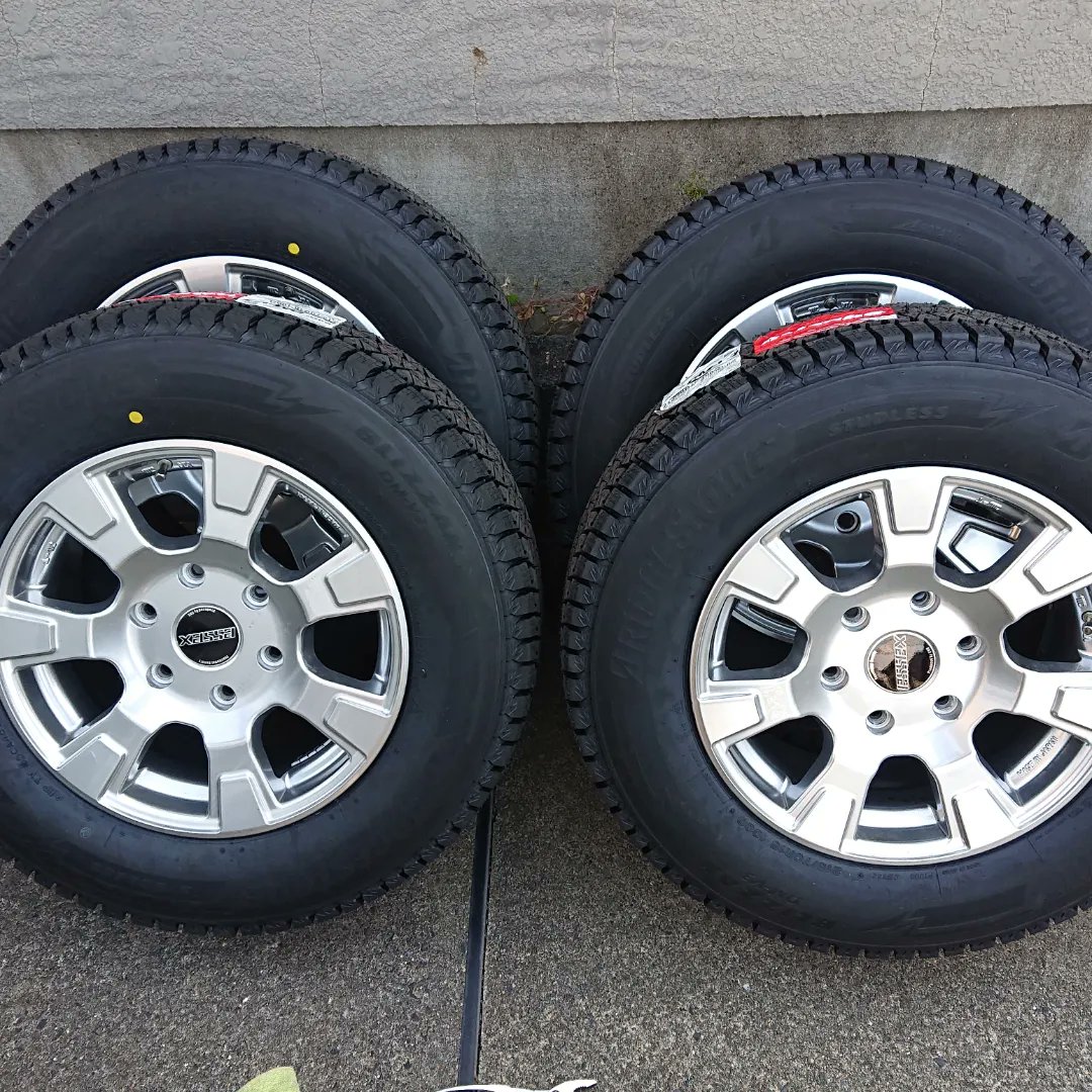 horihiro1973's tweet photo. ハイエースと相方の通勤車N-BOXスタッドレスタイヤに入れ換え

ハイエースのスタッドレスタイヤは6年履いたので新品に交換しました。

#スタッドレスタイヤ交換 
#ハイエースは新品に
#BRIDGESTONE
#DMV3 https://t.co/Zsv5lEeAJX