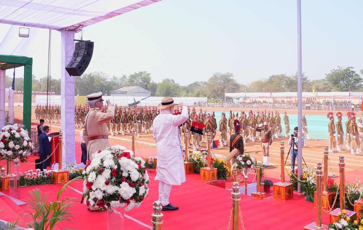 AmitShah's tweet photo. चाहे नक्सल विरोधी अभियानों को गति देना हो, आपदाओं में राहत पहुँचाना हो या चुनावों में सक्रियता से लोकतंत्र की रक्षा करना हो, छत्तीसगढ़ पुलिस ने अपने दायित्वों के निर्वहन से देशभर के पुलिस बलों को प्रेरित किया है।

छत्तीसगढ़ पुलिस को ‘प्रेसिडेंट्स कलर्स’ अवॉर्ड मिलना, उनकी कड़ी मेहनत, वीरता व समर्पण का प्रतीक है। इस ऐतिहासिक अवसर पर मैं छत्तीसगढ़ पुलिस के सभी बहादुर कर्मियों को बधाई देता हूँ।
