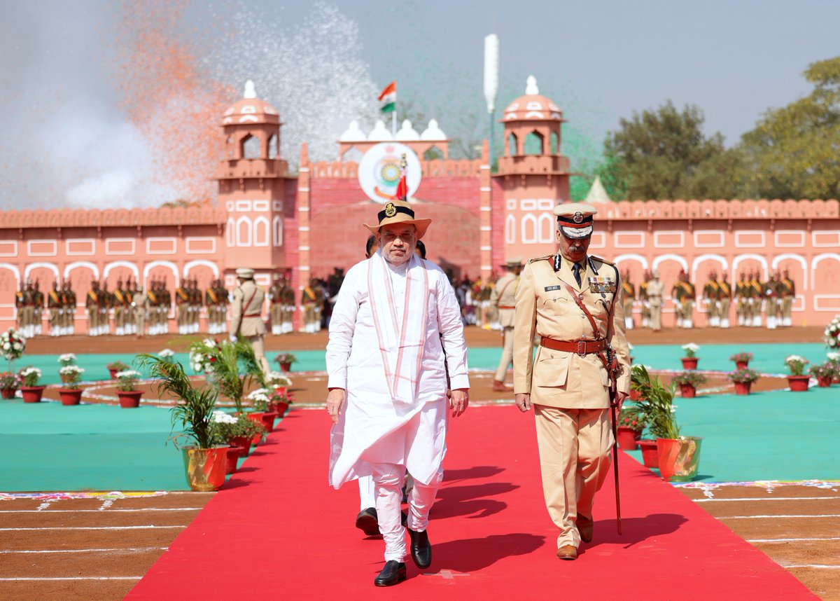 AmitShah's tweet photo. चाहे नक्सल विरोधी अभियानों को गति देना हो, आपदाओं में राहत पहुँचाना हो या चुनावों में सक्रियता से लोकतंत्र की रक्षा करना हो, छत्तीसगढ़ पुलिस ने अपने दायित्वों के निर्वहन से देशभर के पुलिस बलों को प्रेरित किया है।

छत्तीसगढ़ पुलिस को ‘प्रेसिडेंट्स कलर्स’ अवॉर्ड मिलना, उनकी कड़ी मेहनत, वीरता व समर्पण का प्रतीक है। इस ऐतिहासिक अवसर पर मैं छत्तीसगढ़ पुलिस के सभी बहादुर कर्मियों को बधाई देता हूँ।