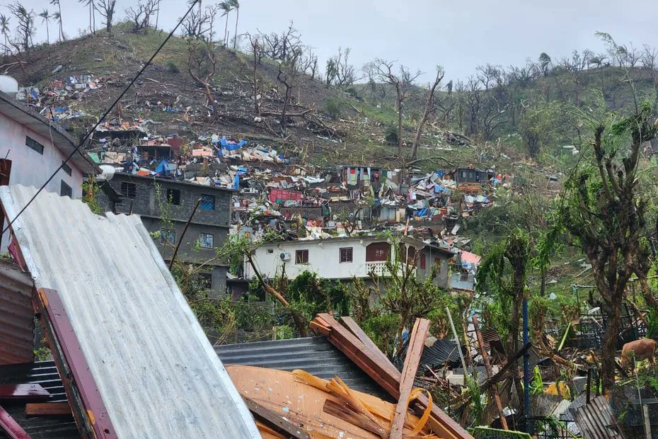 Nous pensons fort à tou•tes les habitant•es  de #Mayotte après le passage du #CycloneChido 
Tout notre soutien à eux, aux agents des services publics qui sont encore une fois en 1ère ligne 
ainsi qu'à nos collègues du <a href="/SnesMayotte/">Snes Mayotte</a>