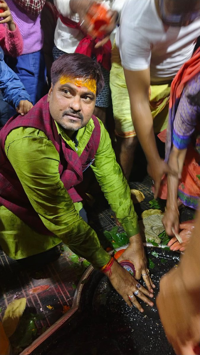 KrishanKantJha8's tweet image. रावणनैस्वर बैद्दनाथधाम  के चरणों में  पूजा अर्चना कर  संपूर्ण देशवासियों  व सर्व समाज के कल्याण की कामना की ।
#जयबाबाबैद्दनाथ
#Devghar 🙏🌹