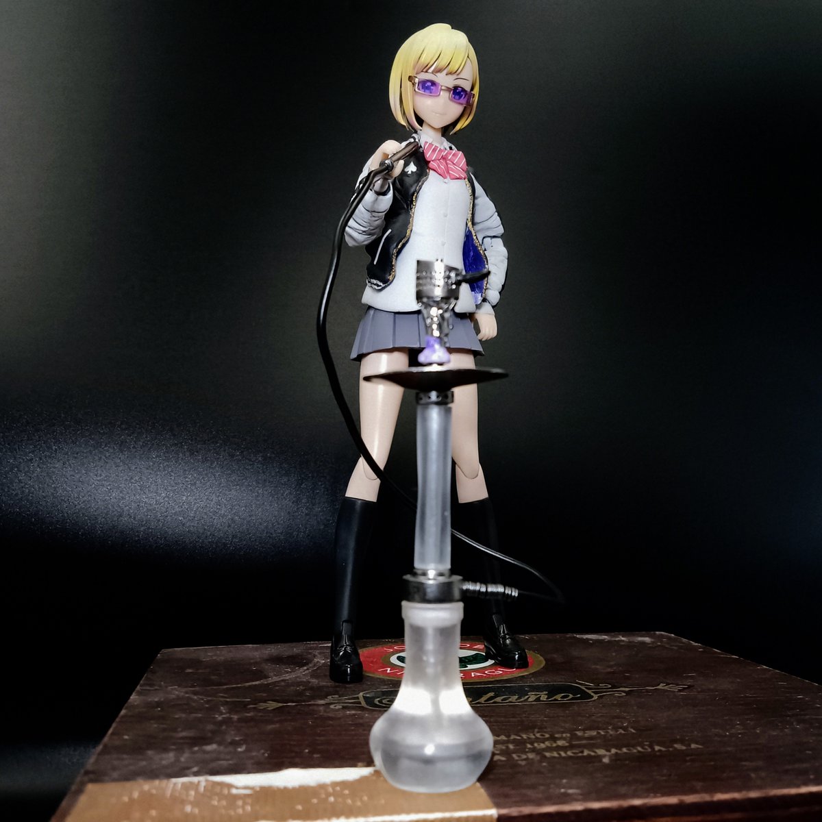 punipaiman's tweet photo. フルスクラッチ1/10シーシャパイプ(FUMARI M120参考)完成です
自身として初のキット使用0での作品でアクリル棒やプラ板やクリアレジン使って作りました
フィギュアは前作成したコトブキヤの創彩少女の改造品です https://t.co/sOBWSWNEOD