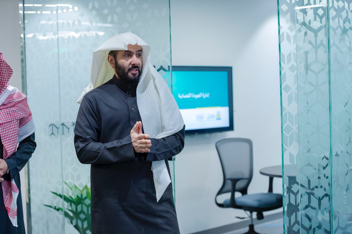 MojKsa's tweet photo. دشن معالي وزير العدل الدكتور وليد بن محمد الصمعاني، إدارة الجودة القضائية، التي تُعنى بتحسين جودة الخدمات والعمليات القضائية في جميع مراحل النظر القضائي؛ بهدف الارتقاء بجودة الخدمات المقدمة للمستفيدين.

وتتمثل مهام الإدارة في رصد وقياس مدى الالتزام بمعايير جودة الخدمات القضائية في جميع مراحل القضية وفي الدرجات كافة، والمتابعة المستمرة للتحديثات على أفضل الممارسات في مجال الجودة القضائية والتي ترتكز بشكل رئيسي على جودة الحكم القضائي.

وتعمل الإدارة على مراقبة مؤشرات الأداء، وإصدار التقارير، والإشراف على وضع وتنفيذ الخطط التحسينية بناء على الملاحظات والفجوات في المؤشرات.

ويأتي تدشين إدارة الجودة القضائية في إطار تعزيز كفاءة العمل القضائي ورفع مستوى الأداء في المحاكم؛ بما ينسجم مع أهداف الوزارة وسعيها الحثيث نحو تطوير القطاع العدلي والقضائي وتحقيق التميز المؤسسي.