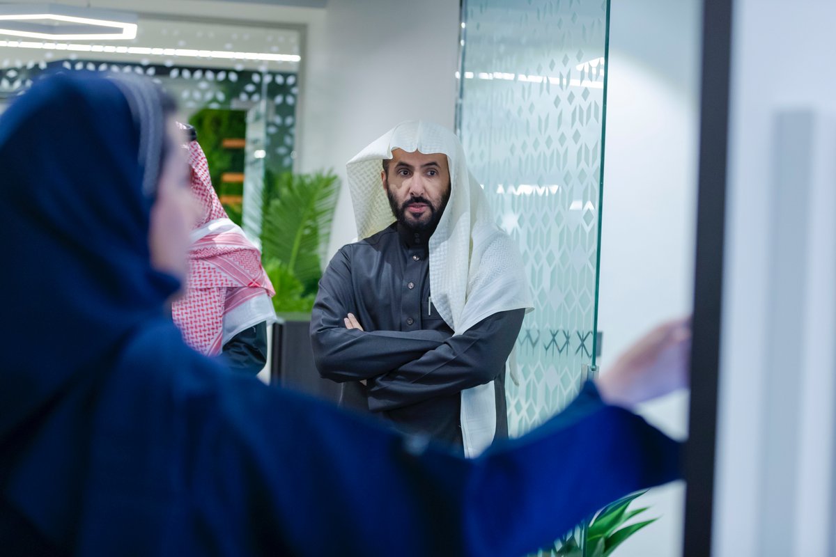 MojKsa's tweet photo. دشن معالي وزير العدل الدكتور وليد بن محمد الصمعاني، إدارة الجودة القضائية، التي تُعنى بتحسين جودة الخدمات والعمليات القضائية في جميع مراحل النظر القضائي؛ بهدف الارتقاء بجودة الخدمات المقدمة للمستفيدين.

وتتمثل مهام الإدارة في رصد وقياس مدى الالتزام بمعايير جودة الخدمات القضائية في جميع مراحل القضية وفي الدرجات كافة، والمتابعة المستمرة للتحديثات على أفضل الممارسات في مجال الجودة القضائية والتي ترتكز بشكل رئيسي على جودة الحكم القضائي.

وتعمل الإدارة على مراقبة مؤشرات الأداء، وإصدار التقارير، والإشراف على وضع وتنفيذ الخطط التحسينية بناء على الملاحظات والفجوات في المؤشرات.

ويأتي تدشين إدارة الجودة القضائية في إطار تعزيز كفاءة العمل القضائي ورفع مستوى الأداء في المحاكم؛ بما ينسجم مع أهداف الوزارة وسعيها الحثيث نحو تطوير القطاع العدلي والقضائي وتحقيق التميز المؤسسي.