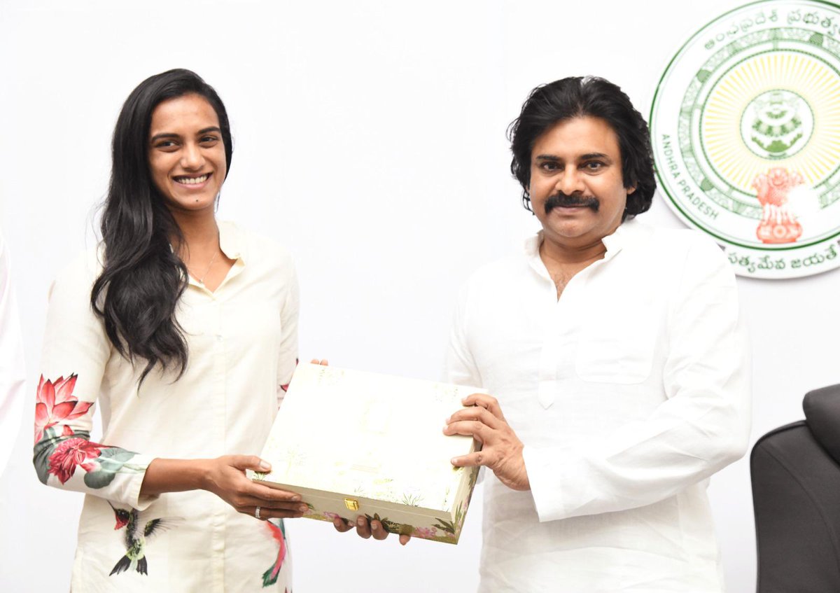 APDeputyCMO's tweet photo. ప్రముఖ బ్యాడ్మింటన్ క్రీడాకారిణి, ఒలంపిక్ విజేత @Pvsindhu1  గారు తన వివాహ ఆహ్వాన పత్రిక అందించేందుకు, ఆదివారం సాయంత్రం మంగళగిరిలోని క్యాంపు కార్యాలయానికి ఆమె తండ్రి శ్రీ పి.వి. రమణ గారితో కలిసి రావడం జరిగింది. వారితో ఉప ముఖ్యమంత్రి @PawanKalyan ముచ్చటించి ఆహ్వాన పత్రికను అందుకోవడం జరిగింది.