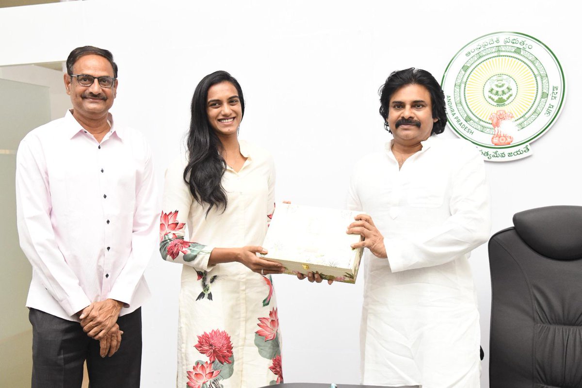 APDeputyCMO's tweet photo. ప్రముఖ బ్యాడ్మింటన్ క్రీడాకారిణి, ఒలంపిక్ విజేత @Pvsindhu1  గారు తన వివాహ ఆహ్వాన పత్రిక అందించేందుకు, ఆదివారం సాయంత్రం మంగళగిరిలోని క్యాంపు కార్యాలయానికి ఆమె తండ్రి శ్రీ పి.వి. రమణ గారితో కలిసి రావడం జరిగింది. వారితో ఉప ముఖ్యమంత్రి @PawanKalyan ముచ్చటించి ఆహ్వాన పత్రికను అందుకోవడం జరిగింది.