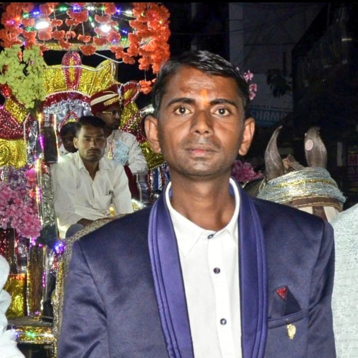 bstvlive's tweet photo. ब्रेकिंग न्यूज़ 

बरेली में लेखपाल मनीष कश्यप की अपहरण के बाद हत्या। 

मनीष कश्यप 27 नवंबर को लापता हुए थे। आज लाश नाले में पड़ी मिली।

परिजनों ने बताया– लेखपाल ने 250 करोड़ रुपए का जमीन घोटाला खोला था। इसलिए अधिकारी और जमीन माफिया उनके पीछे पड़ गए थे।

#Bareilly @bareillypolice @Uppolice @dmbareilly