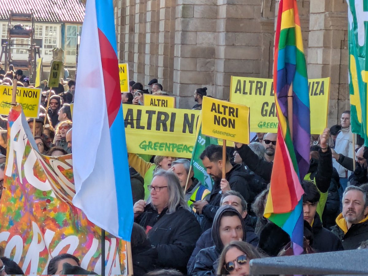 greenpeace_gal's tweet photo. 100.000 persoas berran Altri Non! en Compostela. Unha manifestación que non se vía dende Nunca Máis. 
A terra é nosa, e non da celulosa.
Orgullo de pobo en defensa da súa natureza. https://t.co/YpX8l3KHnH