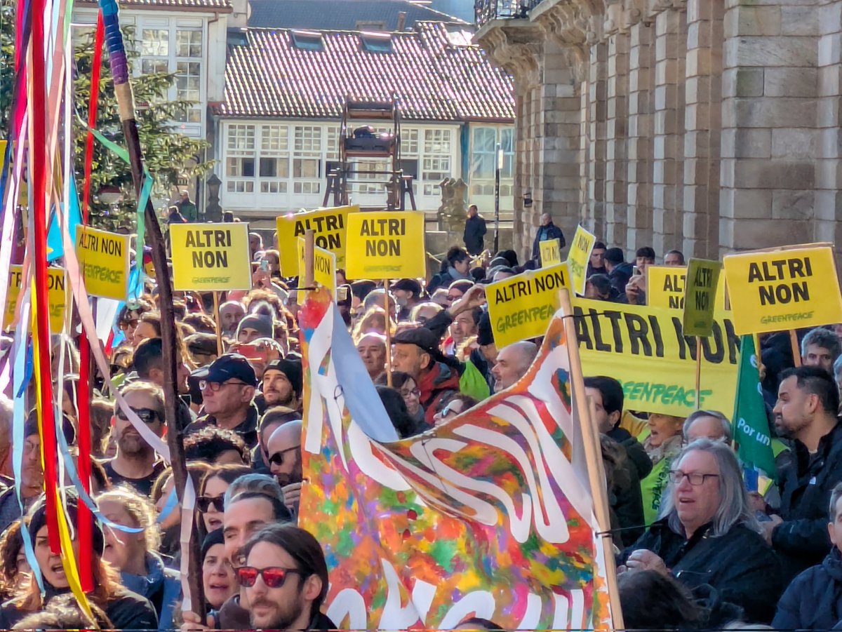 greenpeace_gal's tweet photo. 100.000 persoas berran Altri Non! en Compostela. Unha manifestación que non se vía dende Nunca Máis. 
A terra é nosa, e non da celulosa.
Orgullo de pobo en defensa da súa natureza. https://t.co/YpX8l3KHnH