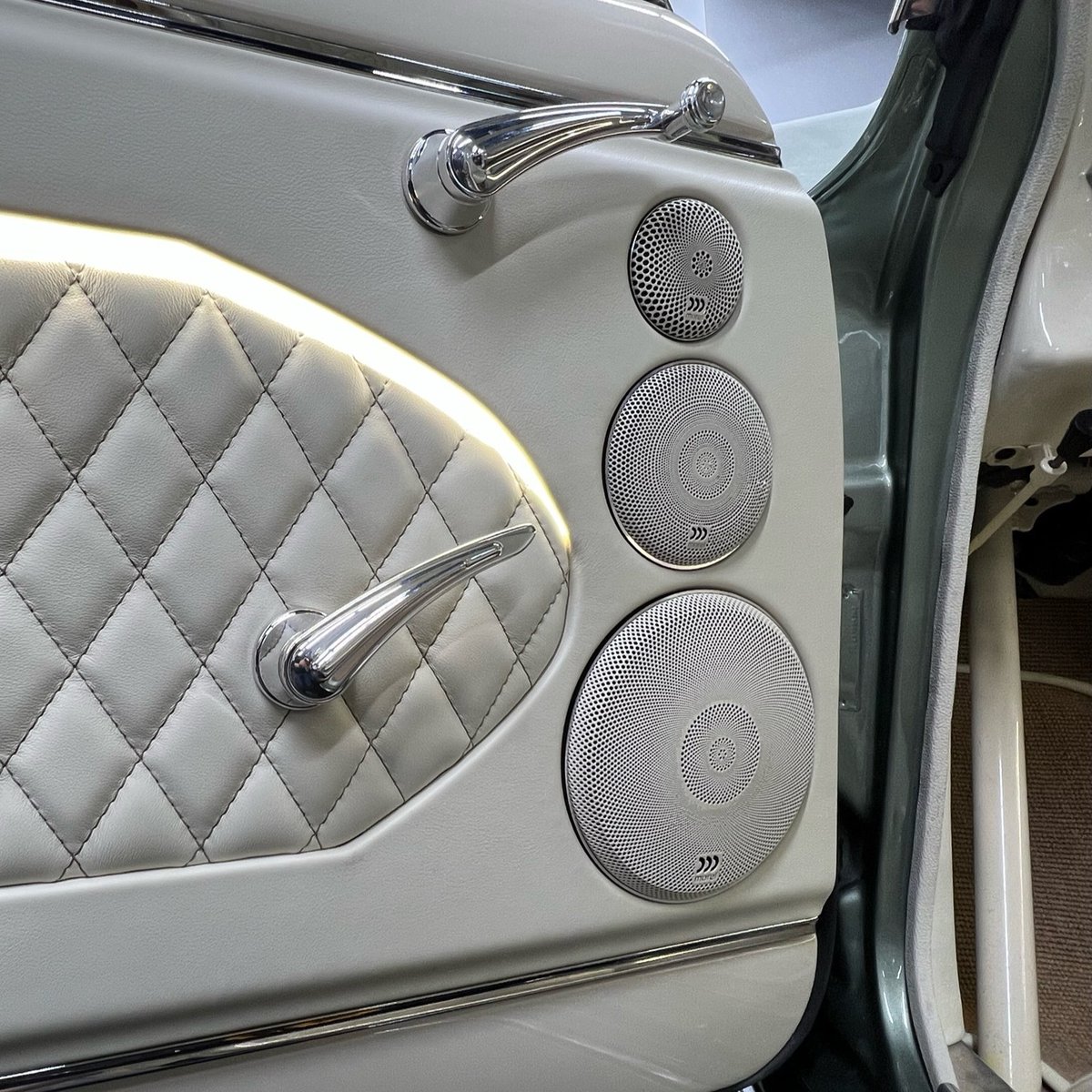 MorelHiFi's tweet photo. 🔊 Stunning 1964 Nova by #SoundworksMD &amp; Mad City Interiors!  Featuring Morel Elate Carbon Pro 63 &amp; Virtus Nano Carbon 62. Catch it in June's 2025 Snap-On Calendar! 🎶💥  Explore more-https://t.co/EVFquXoaX5
#MorelHiFi #CarAudio #ClassicCars #MorelCarAudio #CarAudioFab https://t.co/mwn82aWj0A