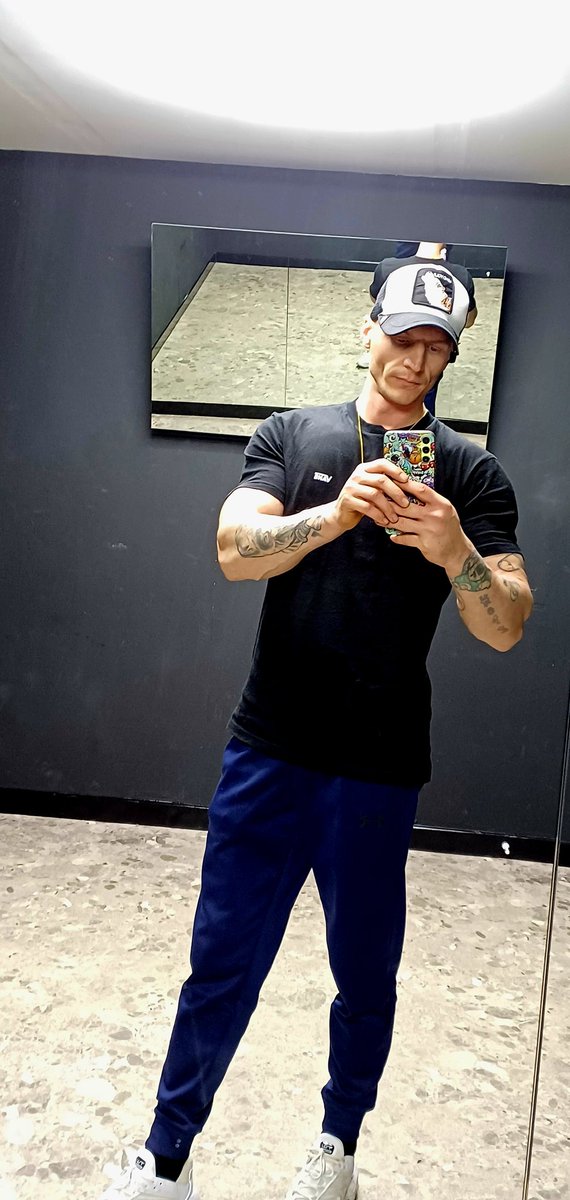 Hiddenblueye's tweet photo. Driving lorry's at night gym rat by day. 

#hgvdrivers #gymrat #iwashedmyhandsafterthis #gymmotivation https://t.co/Qq6xtqS38t