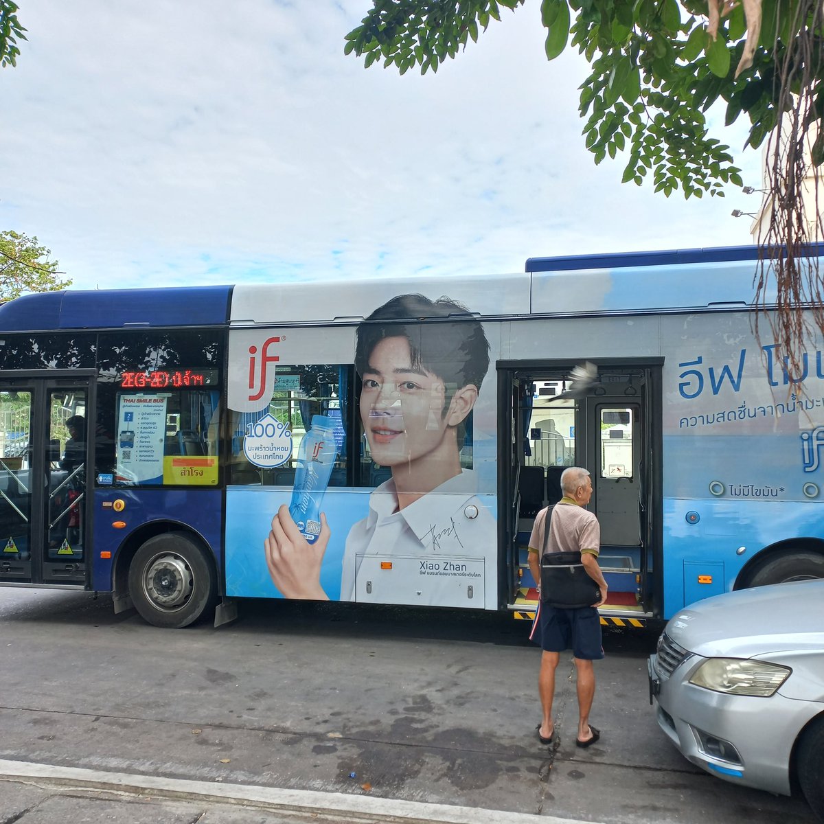 dearmydoh's tweet photo. คือกุอยากเจอรถเมล์ที่ติดป้ายพี่จ้านมาก ละพอวันนี้เจอแบบงง ตกใจทั้งเพื่อนและกุ5555555555555555555555555555 https://t.co/gATI9eZJxB