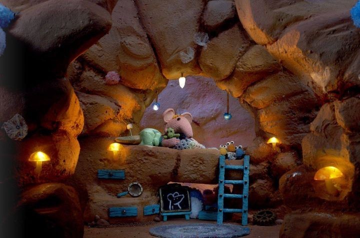 Small is spending Sunday morning relaxing in his bed cave. Time is precious, waste it wisely... ✨ 😊