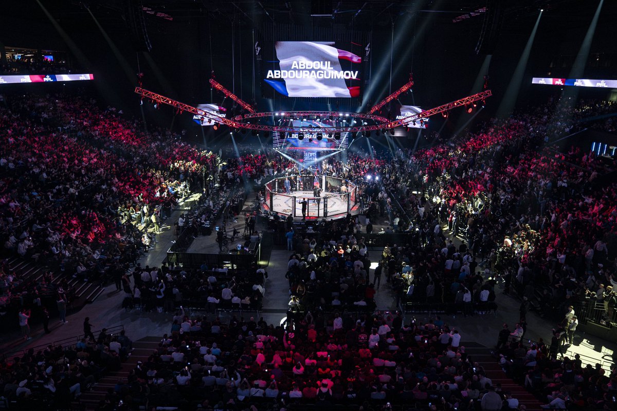 PFLEurope's tweet photo. 𝙇𝙔𝙊𝙉, 𝙈𝙀𝙍𝘾𝙄 🇫🇷❤️

Over 10,000 packed into the LDLC Arena for an unforgettable night! 

See you soon 👋 

#PFLLyon https://t.co/S9396zssed