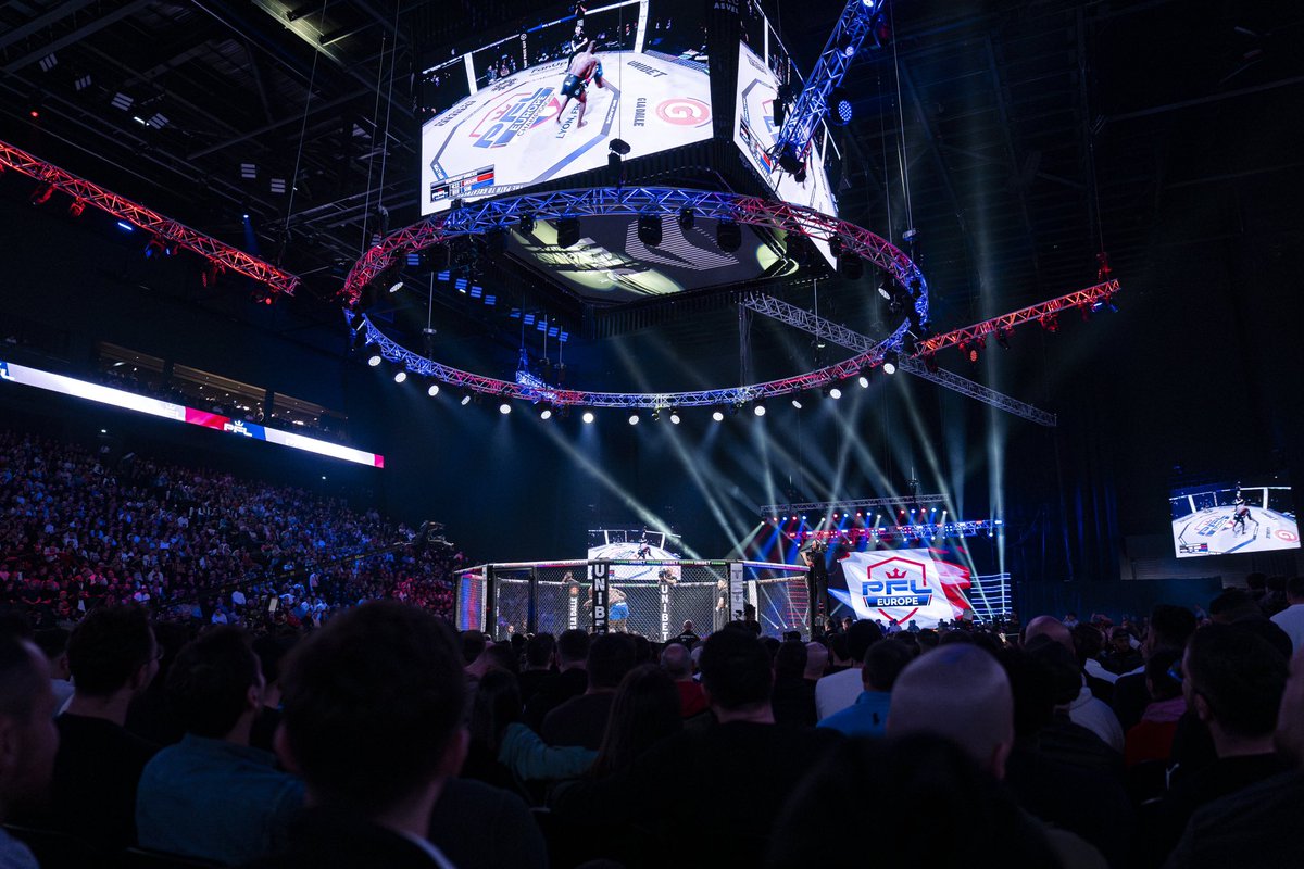 PFLEurope's tweet photo. 𝙇𝙔𝙊𝙉, 𝙈𝙀𝙍𝘾𝙄 🇫🇷❤️

Over 10,000 packed into the LDLC Arena for an unforgettable night! 

See you soon 👋 

#PFLLyon https://t.co/S9396zssed