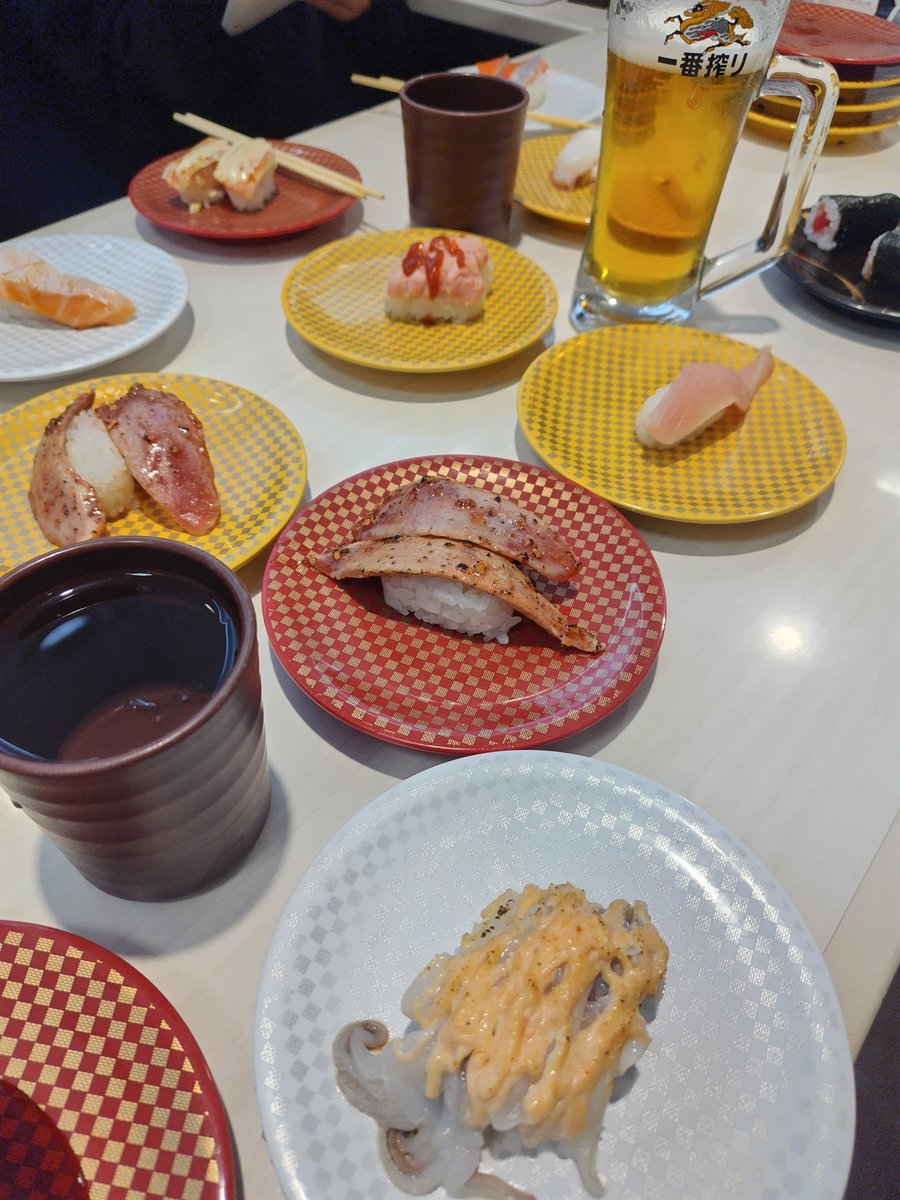LyckaRiff's tweet photo. 【初挑戦「魚べい」】

家族全員一致でスシローより美味しいという評価に👍

#回転寿司 #魚べい https://t.co/ycMJYrSB5o