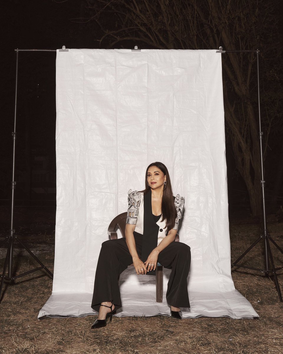 MadhuriDixit's tweet photo. Strike a pose, there’s nothing to it ❤️‍🔥 

#Sunday #sundayvibes #PictureOfTheDay #Photoshoot https://t.co/3DS88FkSB1