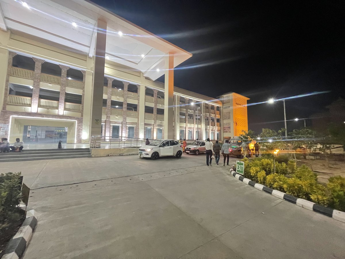 manas_muduli's tweet image. This is not a shopping mall, it is a multi-level car parking(MLCP) at Jagannatha Dham, Puri.

📍Shree Purushottam MLCP, Puri