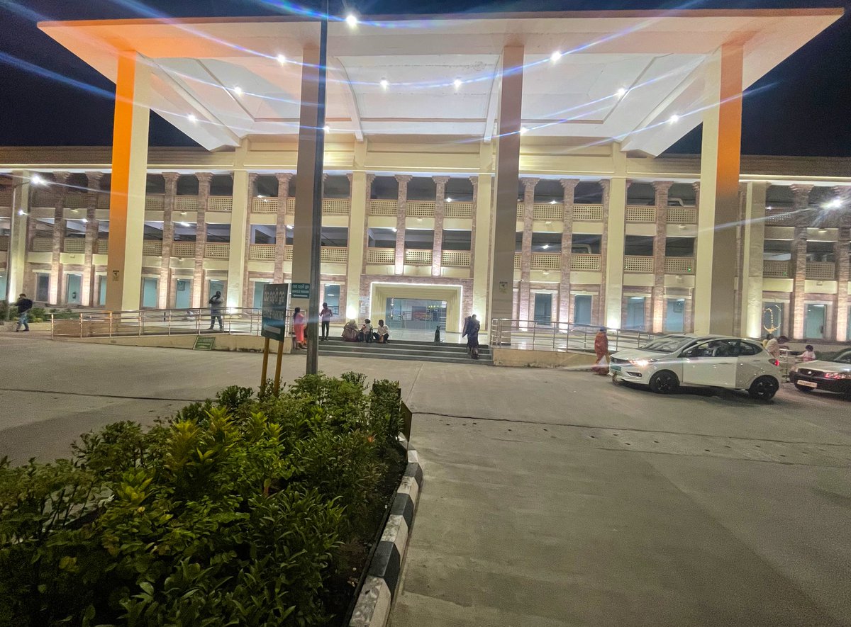 manas_muduli's tweet image. This is not a shopping mall, it is a multi-level car parking(MLCP) at Jagannatha Dham, Puri.

📍Shree Purushottam MLCP, Puri