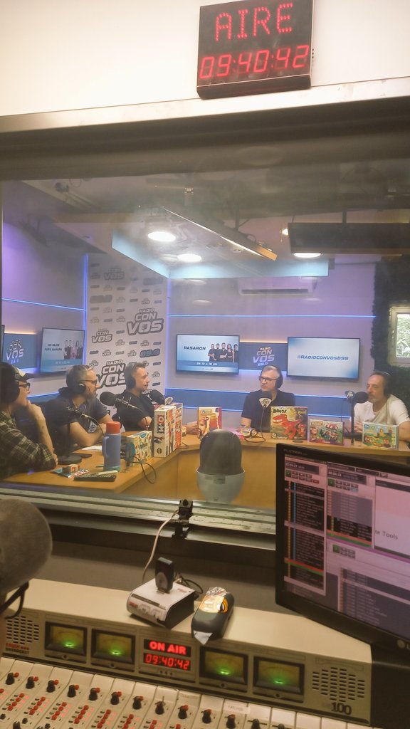 Hoy nos visita: <a href="/DanielRasti/">Daniel Dimare | | Rasti®</a>
Gerente de marketing <a href="/RastiArg/">Rasti®</a> 
Y trajo juguetes!!!!!🥳🥳
Con <a href="/danimalna/">Daniel Malnatti</a> 
<a href="/gbazzan/">Gustavo Bazzan</a> 
<a href="/MThieberger/">Mariano Thieberger</a> 
<a href="/eze_navarro/">Ezequiel Navarro</a> 
📻 <a href="/radioconvos899/">Radio Con Vos 89.9</a>