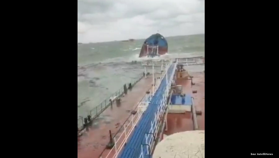 bneintellinews's tweet photo. #BREAKING: A major storm rips a Russian oil tanker apart in the Kerch straits
#bne #oil #OOTT #pipelines #FSUOGM #Russia https://t.co/UJOLMWpubY https://t.co/CHiepE1Y9r