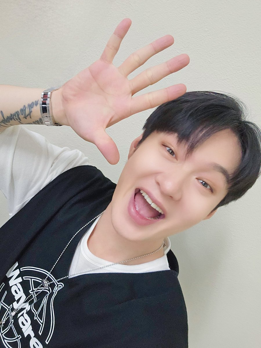 LeeCS_Official's tweet photo. [📸] ✨이창섭 단독 콘서트 〈#TheWayfarer〉 부산✨

🐶.oO(부산 멜로디〰 모두 소리 질러‼️ )

주말���안 함께 노래한 zz6섭 군과 멜로디🤍

덕분에 웃음과 감동으로 꽉 채워진
부산 여행이었습니다 (ᐢ ‘ᵕ’ ᐢ )

그럼 또 다음 여행지에서 다시 만나요.ᐟ.ᐟ ς(>‿<.)

#이창섭 #LEECHANGSUB https://t.co/hw6rljuYrU