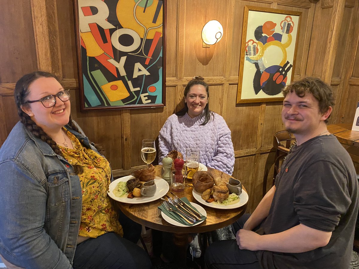 Gloomy Sundays are cured with delicious roasts and amazing company 🥰

Pop in today for the best Sunday roast in Camden!! 

#sundayroast #sundayfunday #camdenpub #youngspubs
