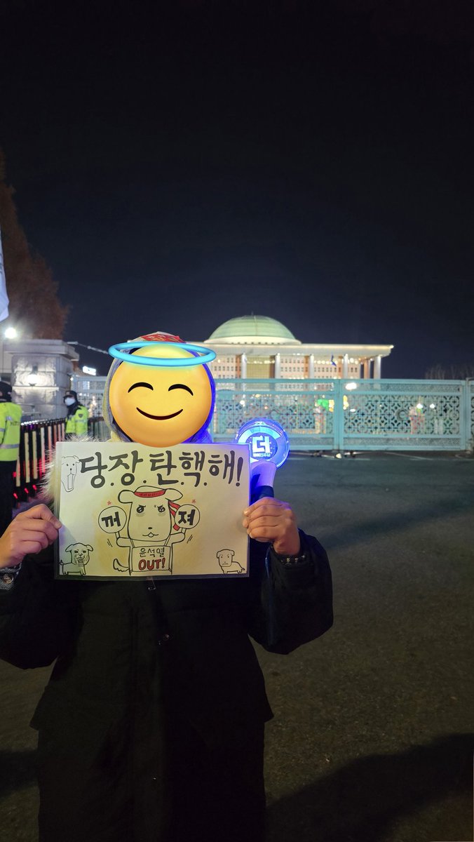 🕯241214 탄핵가결 촛불집회 
민주주의의 역사적인 현장 속에 내가있어서 너무 뿌듯했고 탄핵발의안 가결되어서 너무 기뻤고 가결직후 타이밍좋게 다만세나와서 눈물줄줄이었고..!!! 솔플러지만 집회 참여한건 내생에 최고의 선택이었다!!!👍👍💙