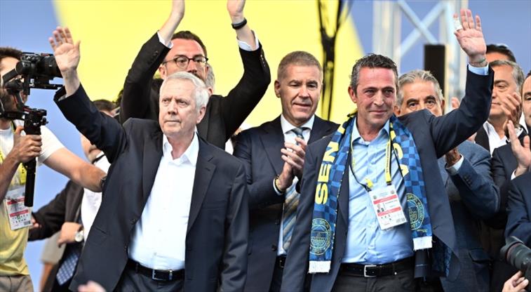 FENERBAHÇE PES ETMEZ...!
Bu saatten sonra halen istifa diyenler camia yı bölmek isteyenlerdir. Her zaman her yerde en büyük FENERBAHÇE 💛💙
#HEPDESTEKTAMDESTEK