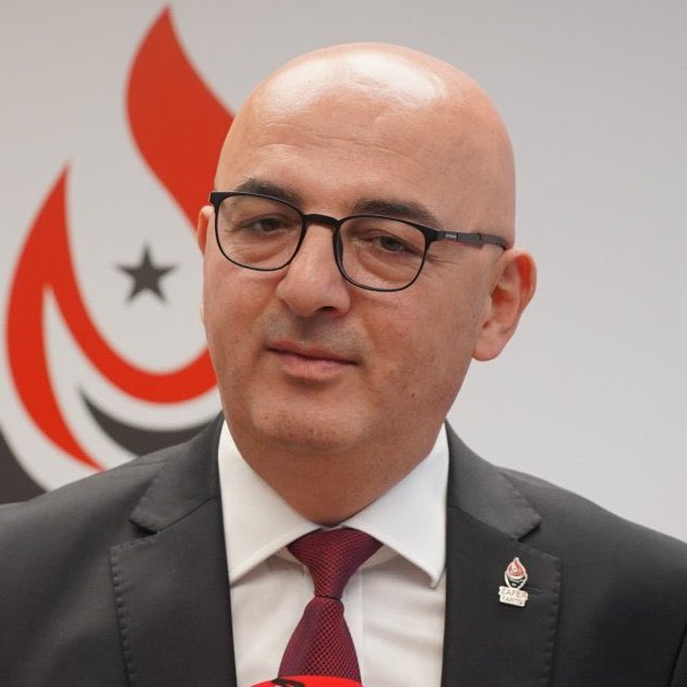 🗣️“14 yıldır Suriye’yi düşünmediğim tek gün olmadı” diyen Hakan Fidan’a, 15 Temmuz Gazisi Emniyet Müdürü Fatih Eryılmaz’dan yanıt:

“Suriyeliler her gün kendilerini düşünen bir bakanları olduğu için çok şanslı.

Allah bize de her gün Türk milletini düşünen bir Bakan nasip etsin.”