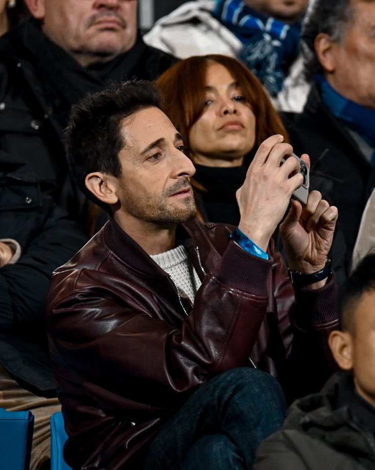 Keira Knightley, Michael Fassbender and Adrien Brody enjoying today’s match! 🎬