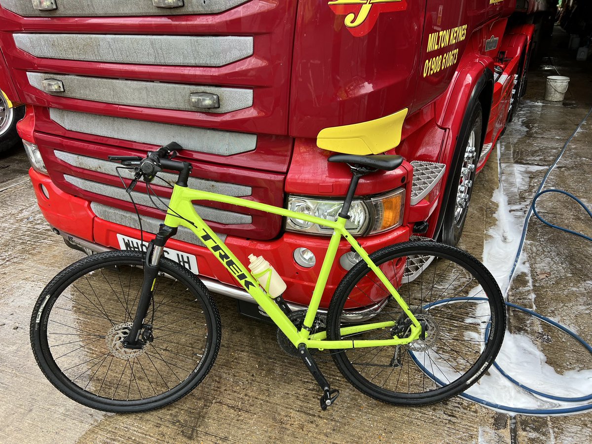 Decent MTB ride out with Chops and Neal. 

Trying to get on the festive spirit 

Oh and a proper bonus as i turned into the village. Stu at the world famous CJ Haynes and Co was cleaning (again) one of the fleet, so in bagged me a free jet wash of the yellow peril