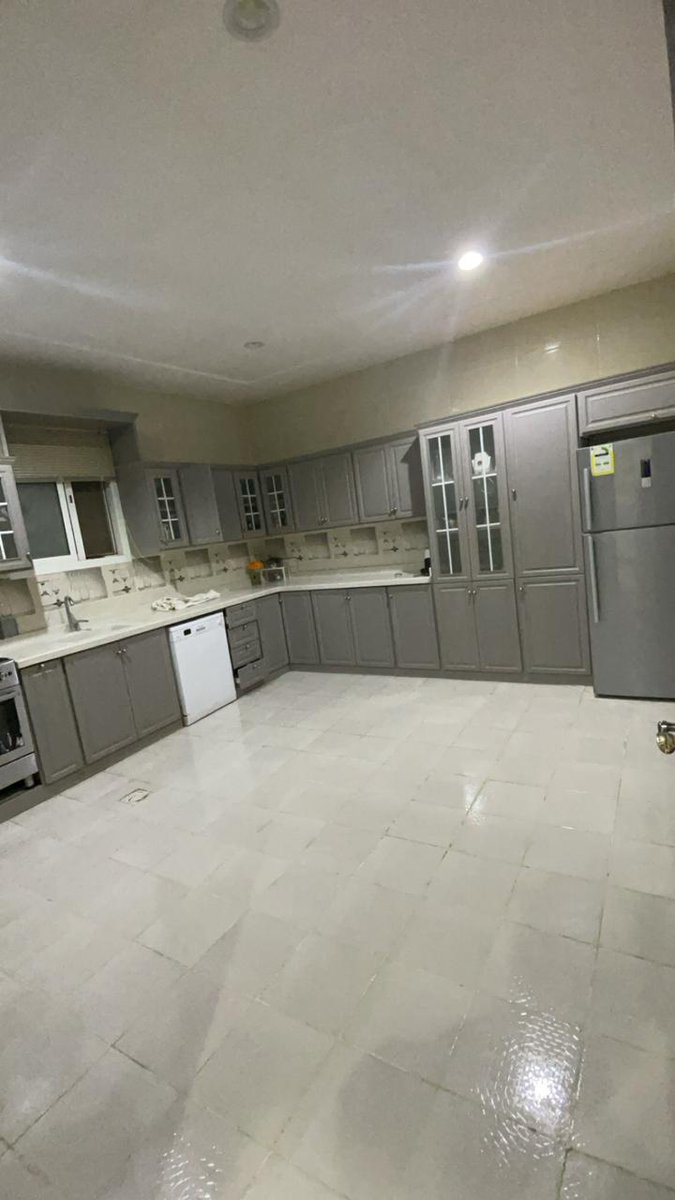 فيلا للبيع بحي الرمال
 تتكون من حوش ومشب خارجي 
الدور الأرضي يتكون من مجلس ومقلط وصاله ومطبخ دورتين مياه 
درج داخلي الدور العلوي 4 غرف ودوره مياه 
وحده ماستر وسطح
واجه جنوب شارع 18 
عمر الفله 4 سنوات
المساحه 330
الموقع الرمال بعد دوار العويضة
خلف الدفاع المدني.
#فيلا_للبيع