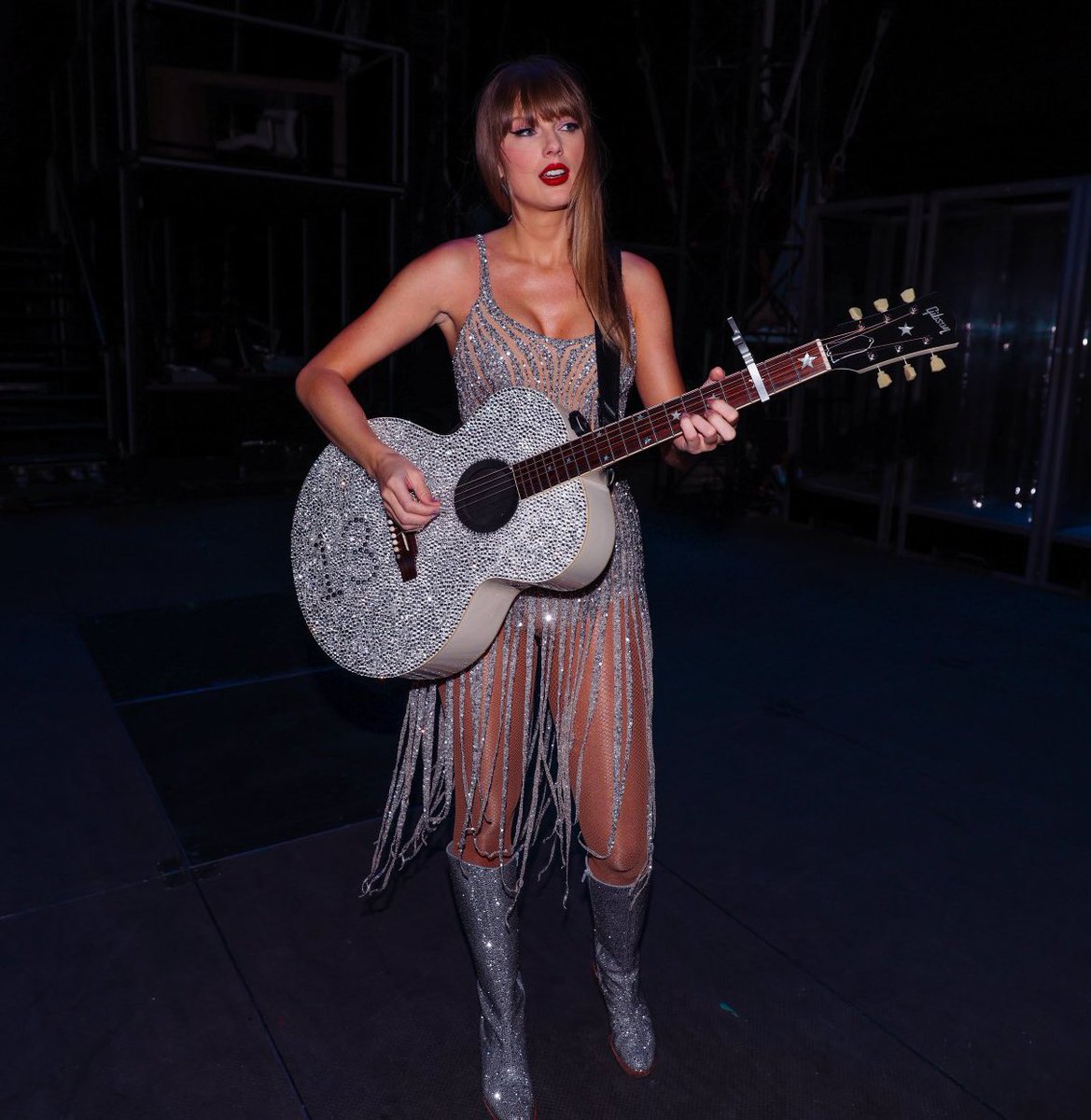 PopBase's tweet photo. Taylor Swift stuns in newly shared photo. https://t.co/ZEvG8Lc5bB