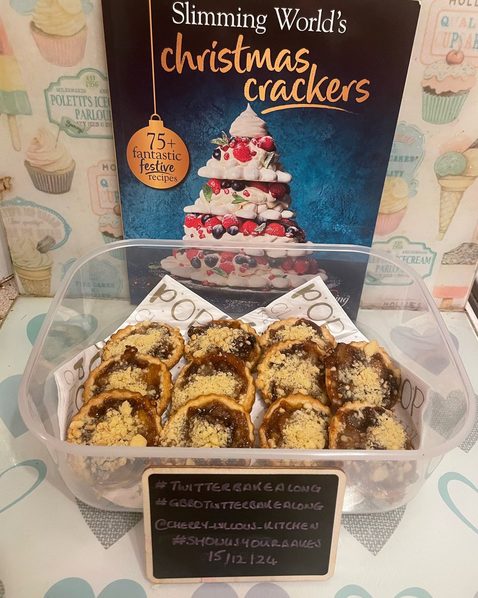 cherry_willow_'s tweet photo. Baking for the #twitterbakealong that’s both festive and friendly on the waistline!

Streusel pear mince pies - a light shortcrust pastry case filled with a mix of mincemeat, chopped pear, cinnamon, ginger and topped with a crumble mix of butter @CotswoldFlour and 5g hazelnuts. https://t.co/PA9JwlujKG