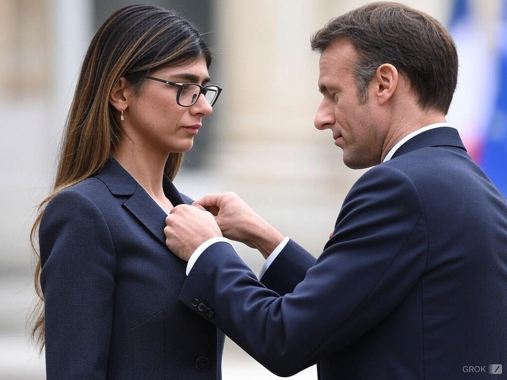 Pediavenir's tweet image. 🇫🇷🚨 FLASH – Emmanuel Macron remet la légion d’honneur à Mia Khalifa pour sa grande carrière d’actrice.