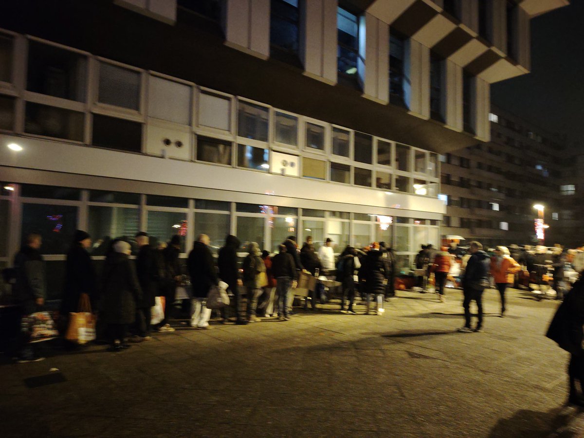 Distribution de plats chauds par Un Repas Pour Tous #unpeude❤️ <a href="/Eluscecplemans/">Elu-e-s communiste et humaniste Le Mans Métropole</a>