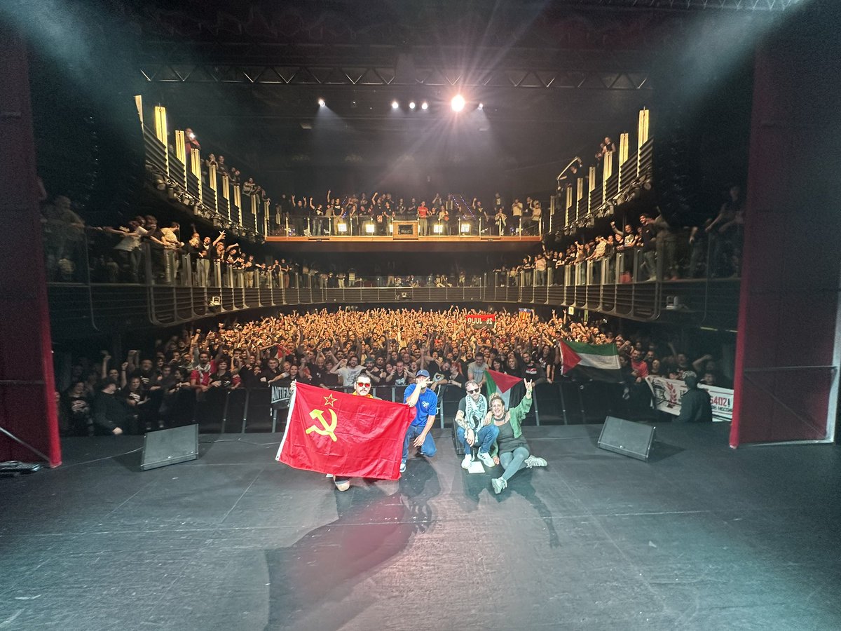 chikosdelmaiz's tweet photo. 1. Mira, 30 figurantes. 

2. No “nos presentamos” en Alfafar; el grupo es de Paiporta, Alfafar y Benetusser. 

3. No era un concierto, era un tema en la radio. 

4. Sacando barro desde el día uno. 

5. Sois un saco de mierda.

6. ¿Filo-terroristas? SIEMPRE. 

Viva Stalin. https://t.co/8K6zCmLaoZ